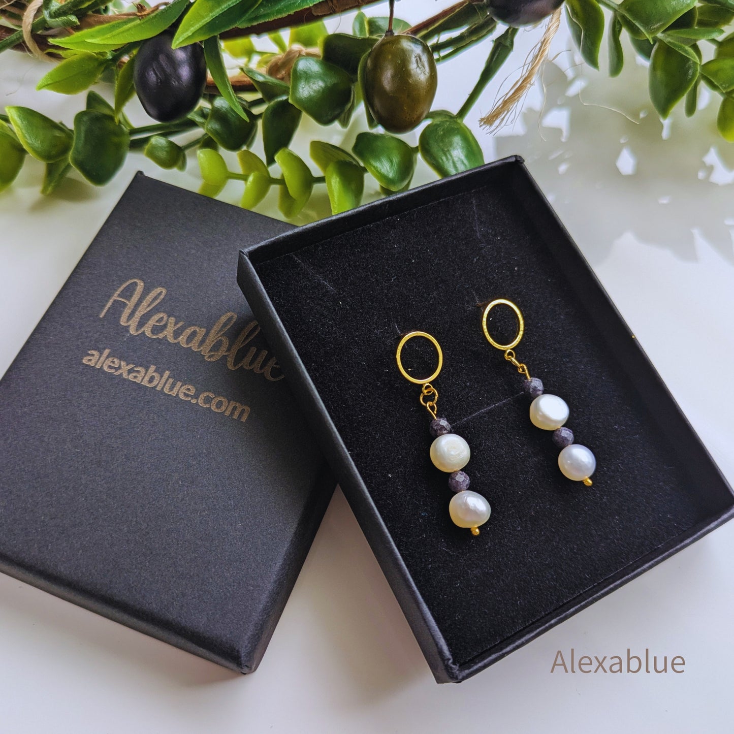 【ステンレス】マダガスカル産サファイアと淡水パールの揺れるピアス / Sapphire & Pearl Drop Earrings