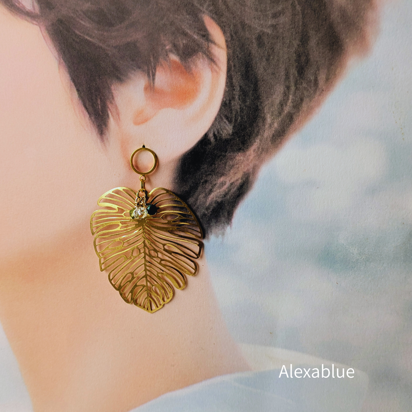 Monstera Charm Earrings|Crystal / Amazonite / Peridot 大きめモンステラ×3種天然石|4月&8月の誕生石入りピアス