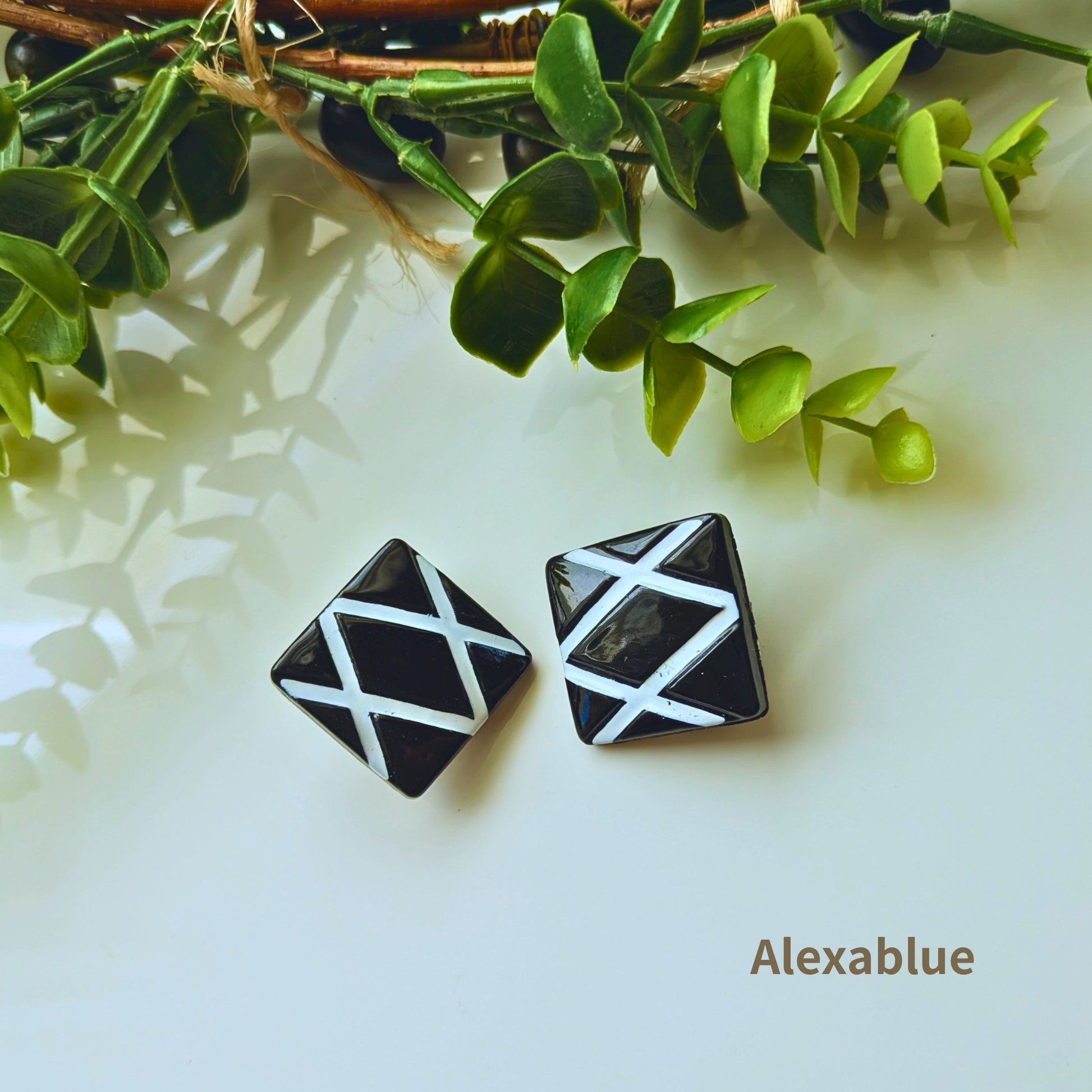 Monotone double cross square antique earrings｜モノトーン ダブルクロス スクエア アンティークイヤリング 全体写真