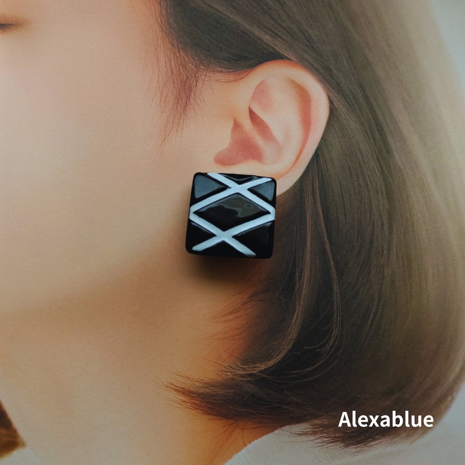 Monotone double cross square antique earrings worn for styling｜モノトーン ダブルクロス スクエア アンティークイヤリング 着用イメージ