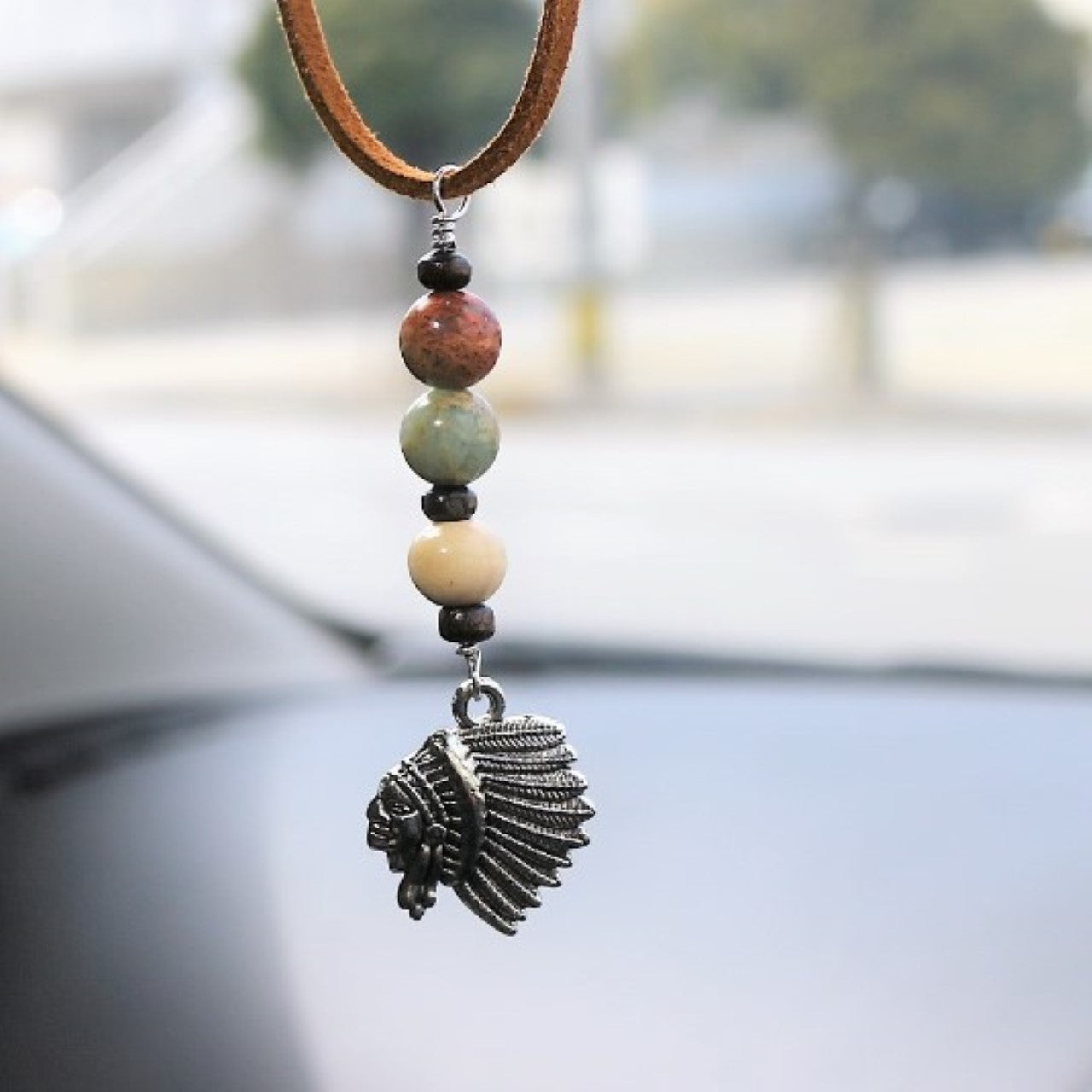 Impression Stone natural stone car rearview mirror hanging with black onyx and feather design｜天然石ブラックオニキスとフェザーの車用ルームミラーハンギング インディアンタイプ車内に飾った写真