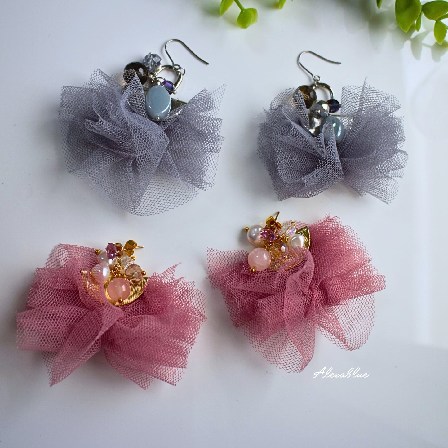 【ホリデー華やか】ふわふわシュシュ＆大粒天然石のボリュームピアス / ローズクォーツ・スモーキークォーツ・軽い・サージカルステンレス