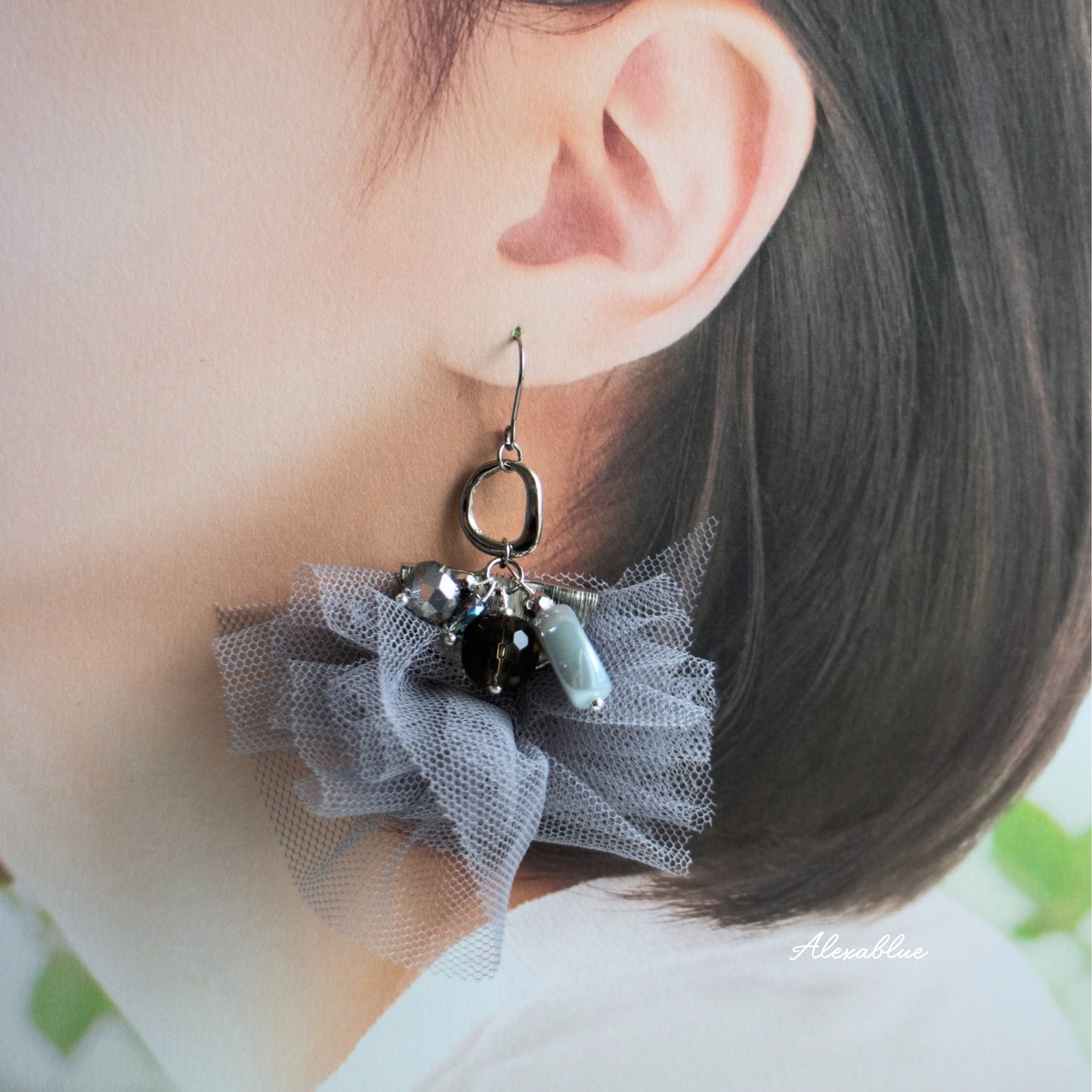 【ホリデー華やか】ふわふわシュシュ＆大粒天然石のボリュームピアス / ローズクォーツ・スモーキークォーツ・軽い・サージカルステンレス