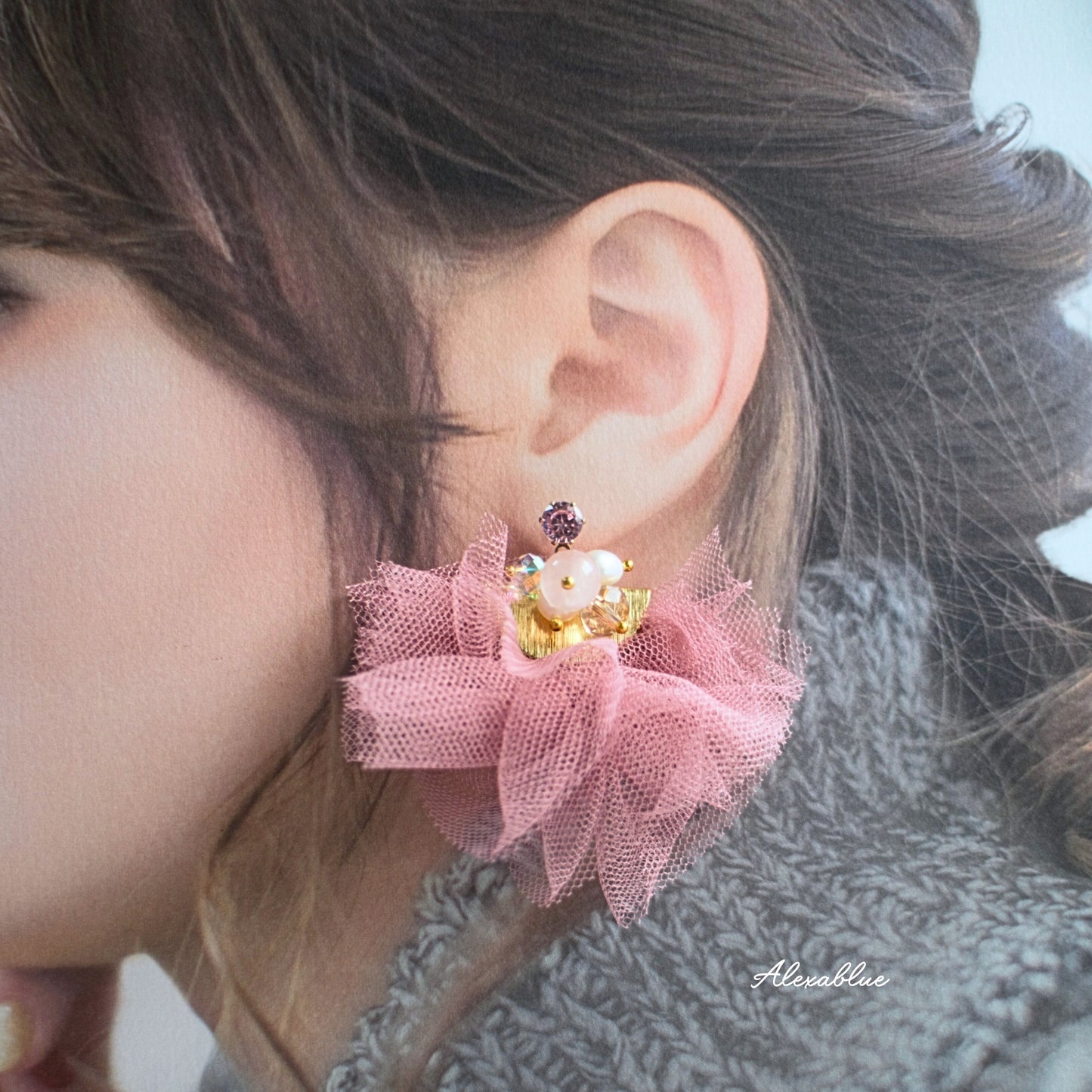 【ホリデー華やか】ふわふわシュシュ＆大粒天然石のボリュームピアス / ローズクォーツ・スモーキークォーツ・軽い・サージカルステンレス