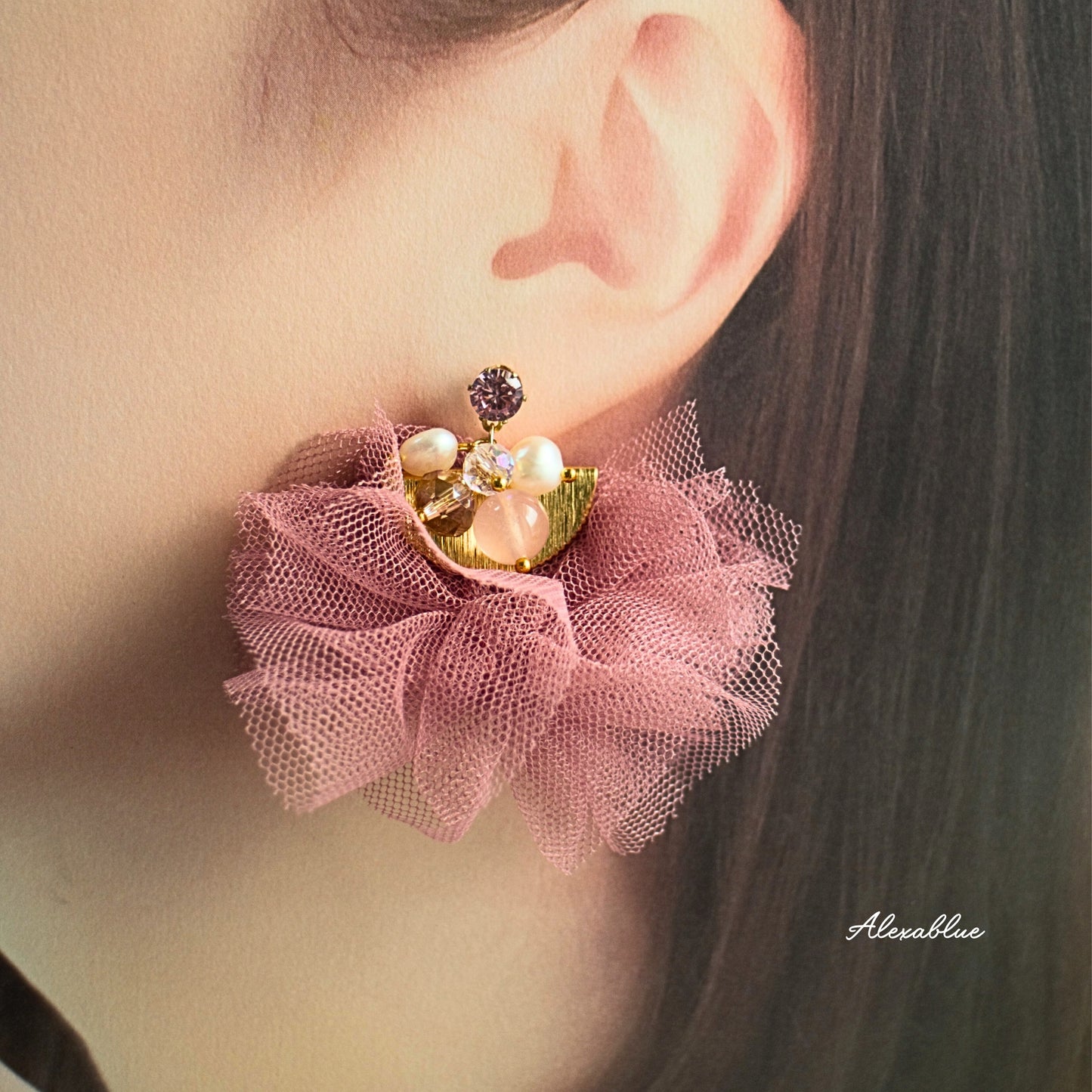【ホリデー華やか】ふわふわシュシュ＆大粒天然石のボリュームピアス / ローズクォーツ・スモーキークォーツ・軽い・サージカルステンレス