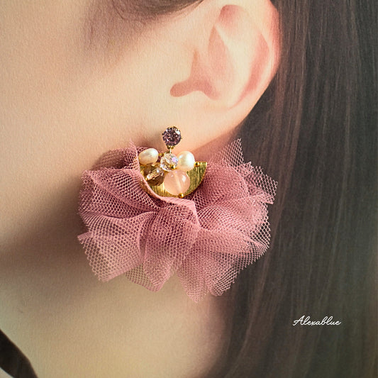 【ホリデー華やか】ふわふわシュシュ＆大粒天然石のボリュームピアス / ローズクォーツ・スモーキークォーツ・軽い・サージカルステンレス