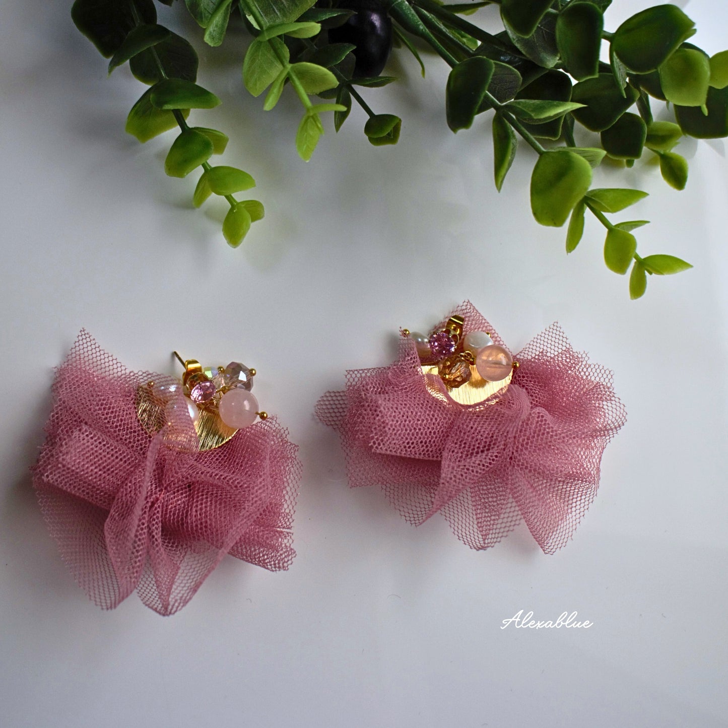 【ホリデー華やか】ふわふわシュシュ＆大粒天然石のボリュームピアス / ローズクォーツ・スモーキークォーツ・軽い・サージカルステンレス