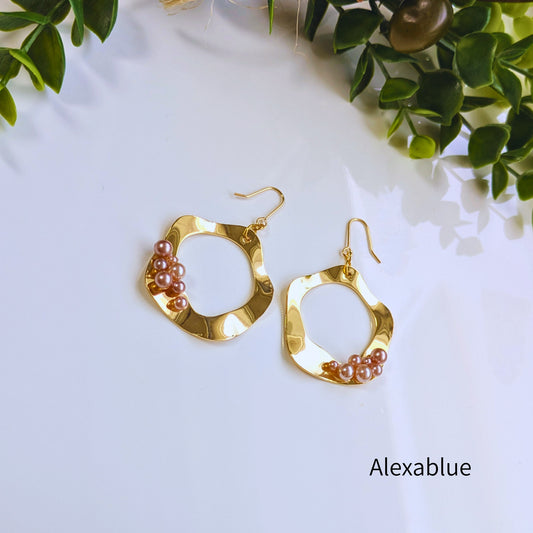 モカパール × ウェーブフープピアス｜一つで華やぐ 大人可愛い上品アクセサリー