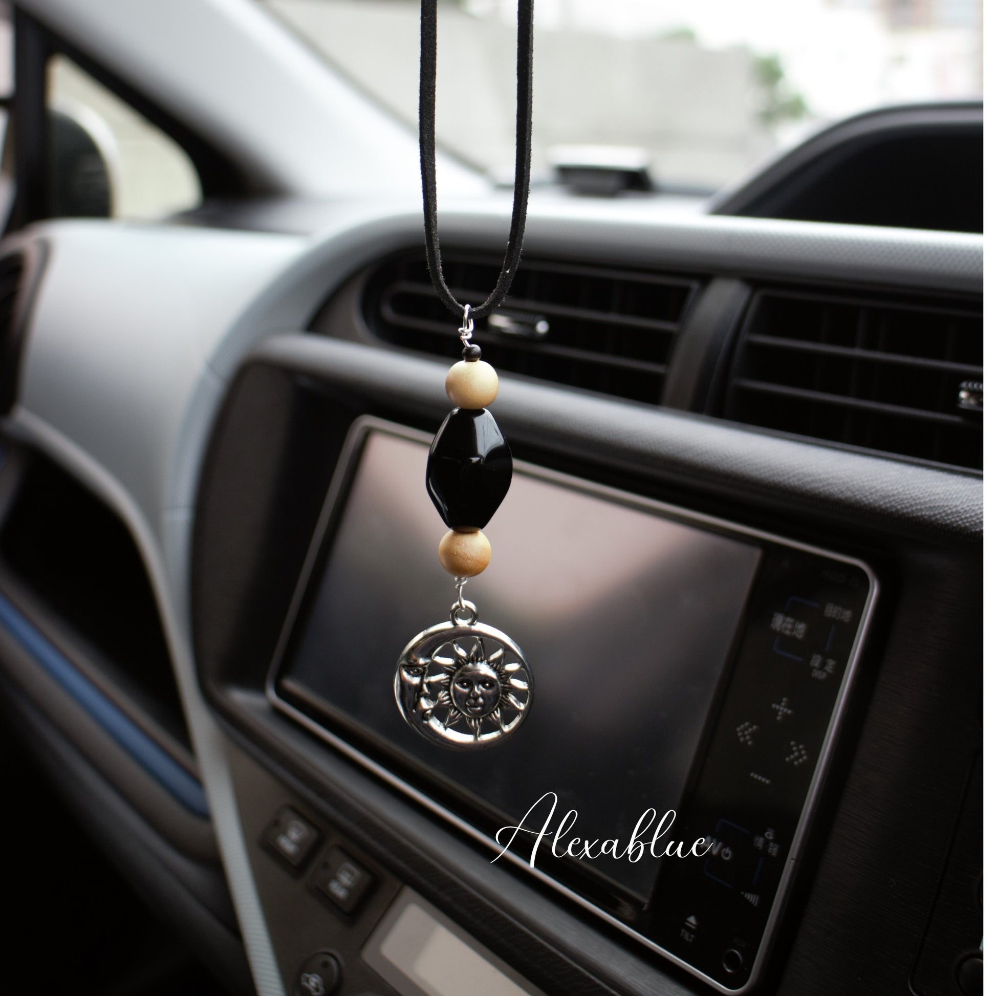 Black onyx Moon & Sun natural stone car rearview mirror hanging｜オニキスのMoon＆Sun天然石Carルームミラーハンギング 車内に飾った写真