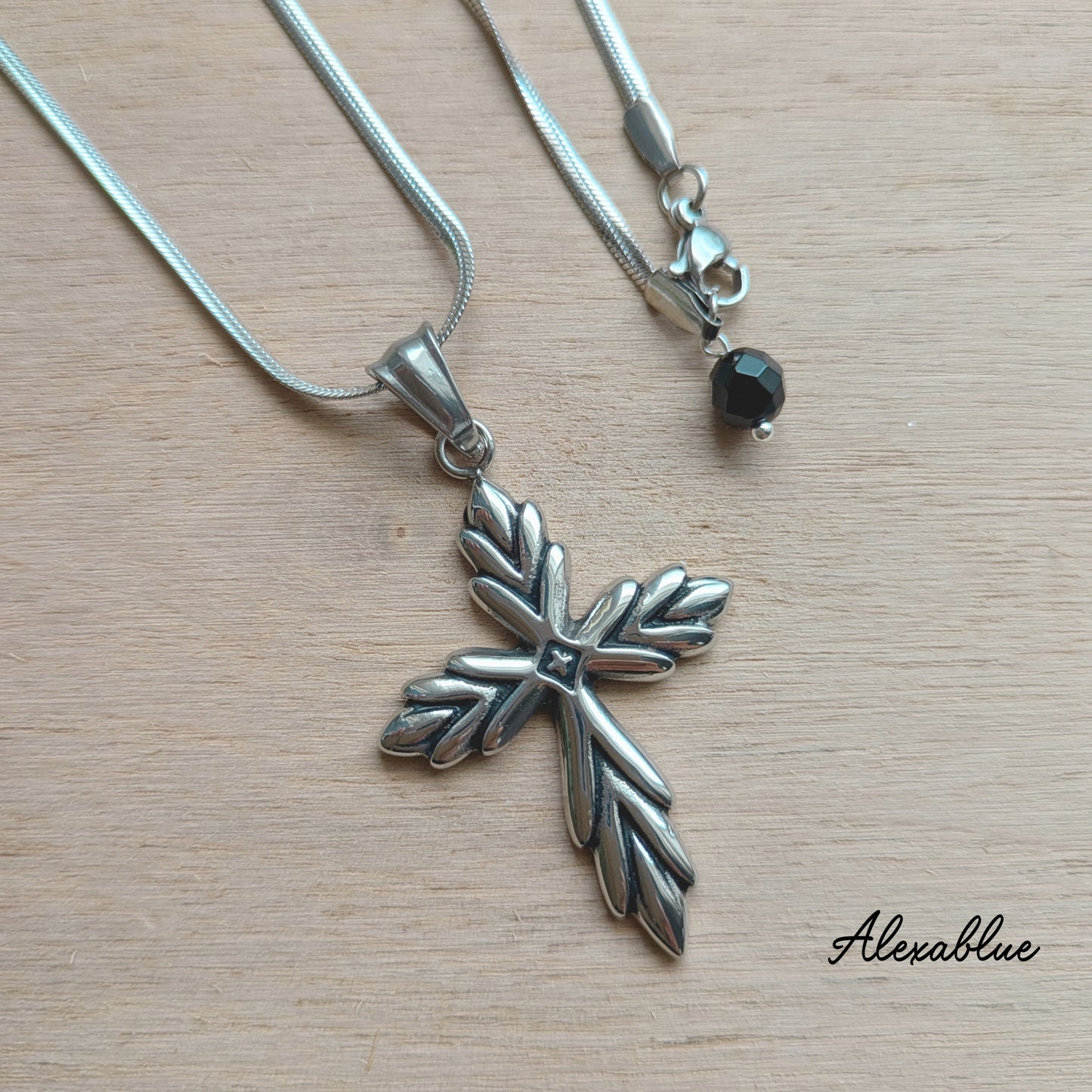 【ユニセックス】オニキスチャームのクロスネックレス / 洗練モード・大人カジュアル