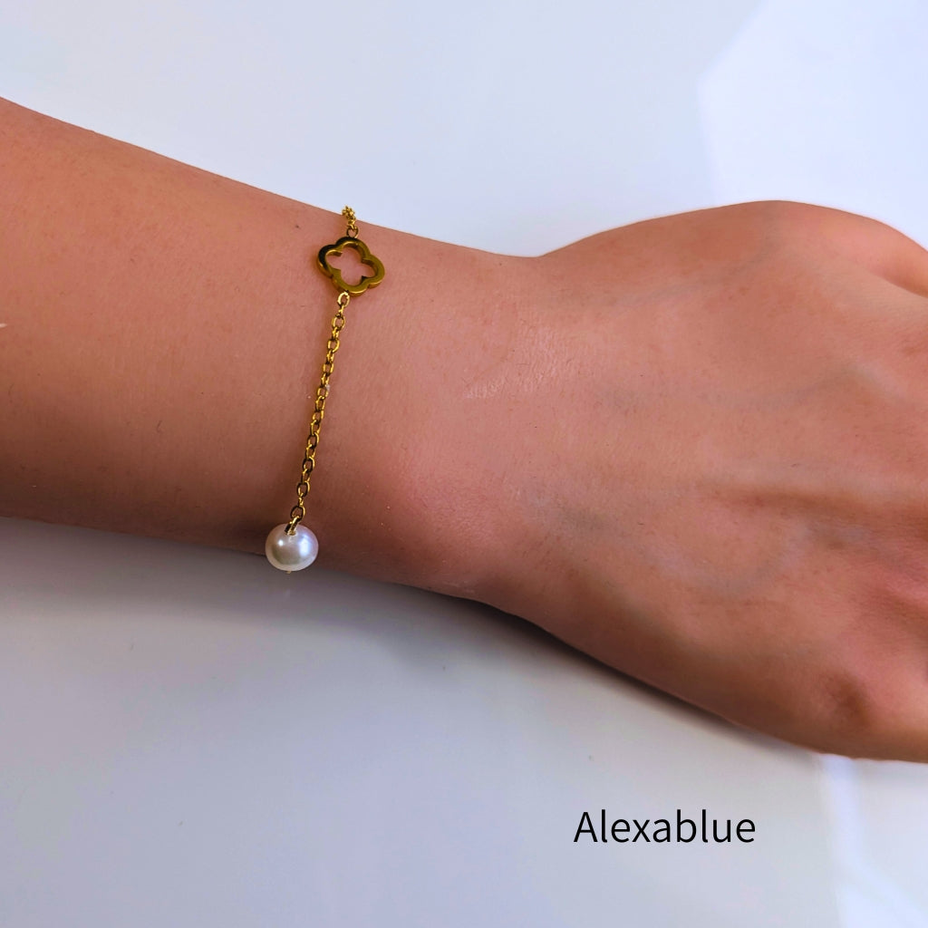 Freshwater Pearl x Flower Charm Bracelet | Natural Feminine | Adult Cute | Stainless Steel | Hypoallergenic | Free Shipping | Free Gift Wrapping