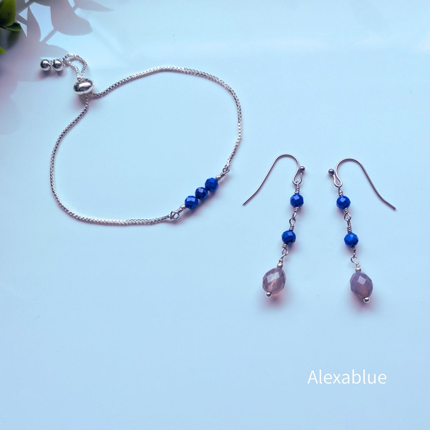 ラピスラズリ × グレーオニキス｜ピアス＆3粒ブレスレットセット｜深い青とくすみグレーの上品アクセサリー