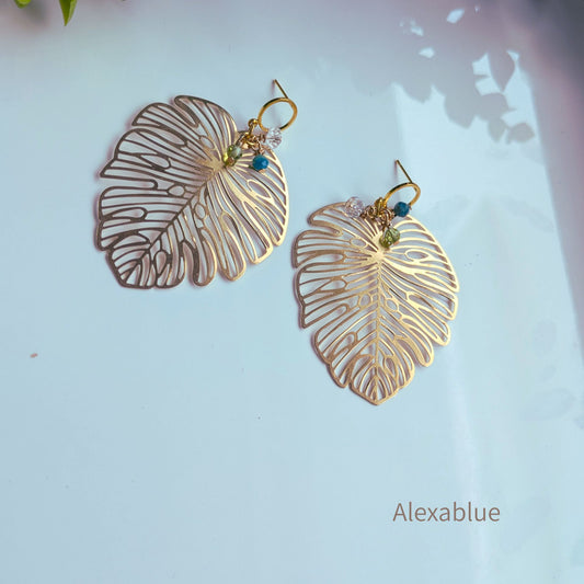 Monstera Charm Earrings｜Crystal / Amazonite / Peridot 大きめモンステラ×3種天然石｜4月＆8月の誕生石入りピアス