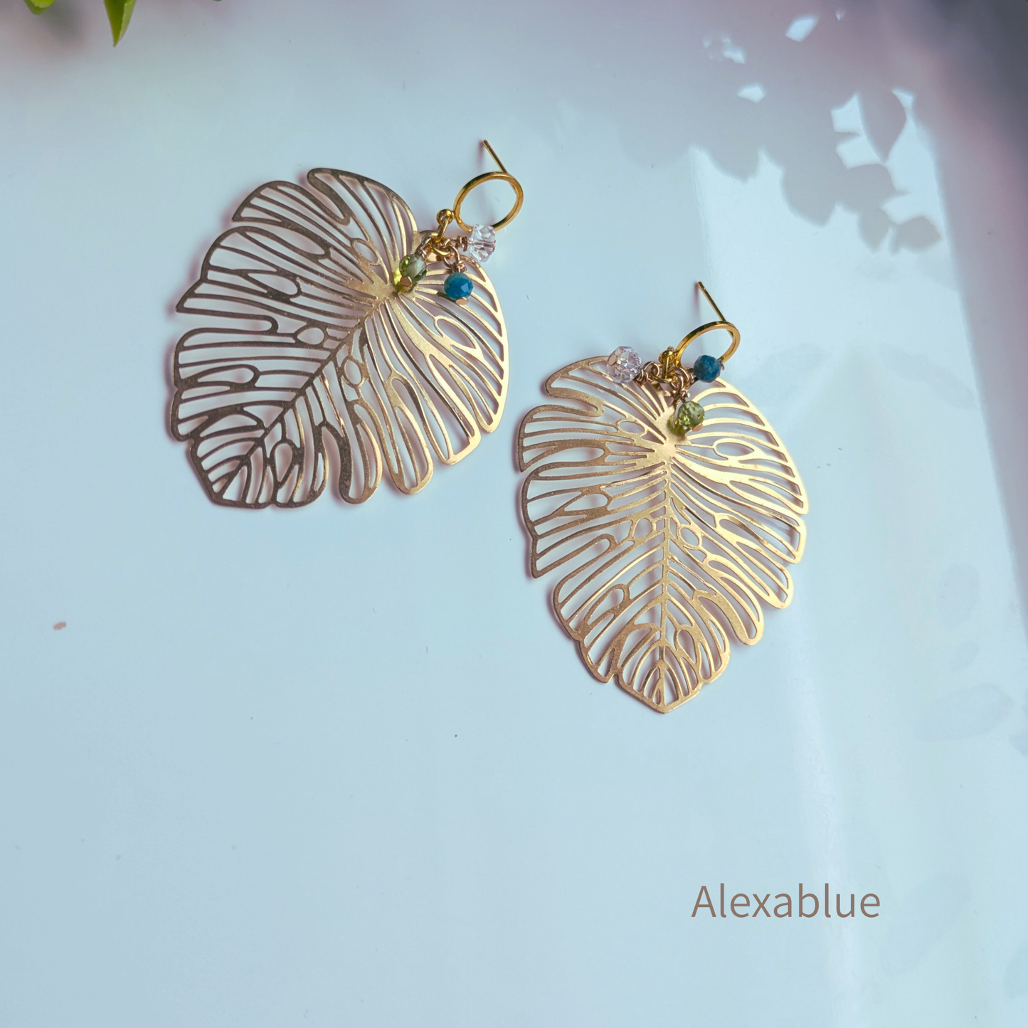 Monstera Charm Earrings｜Crystal / Amazonite / Peridot 大きめモンステラ×3種天然石｜4月＆8月の誕生石入りピアス