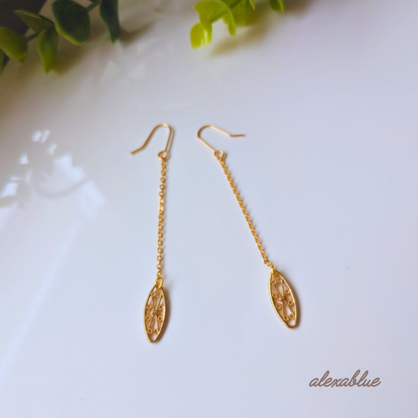 Chain Dangle Filigree Earrings | Elegant Swaying Design | Lightweight Accessory | K14gf, K10 Options Available | Free Shipping | Free Gift Wrapping