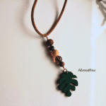 天然石を使用したモンステラデザインのCarルームミラーハンギング全体写真です。