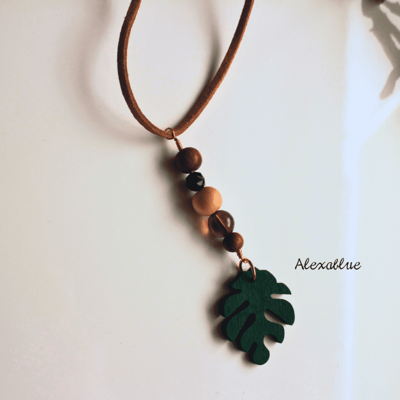 天然石を使用したモンステラデザインのCarルームミラーハンギング全体写真です。