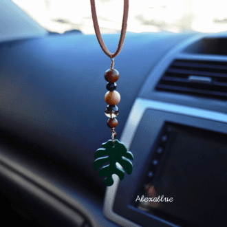 天然石モンステラCarルームミラーハンギングを車内に飾った使用イメージです。