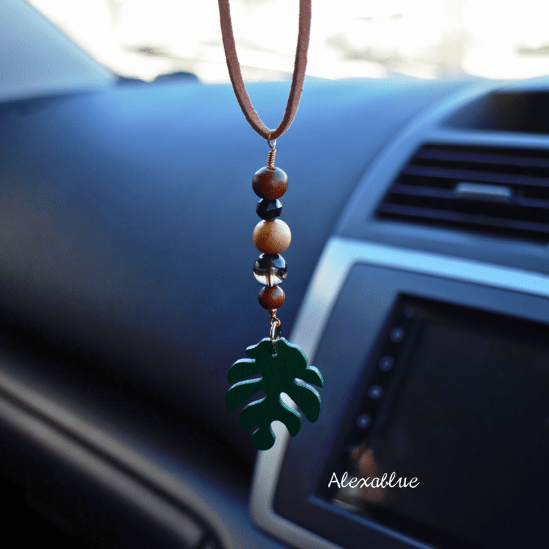 天然石モンステラCarルームミラーハンギングを車内に飾った使用イメージです。
