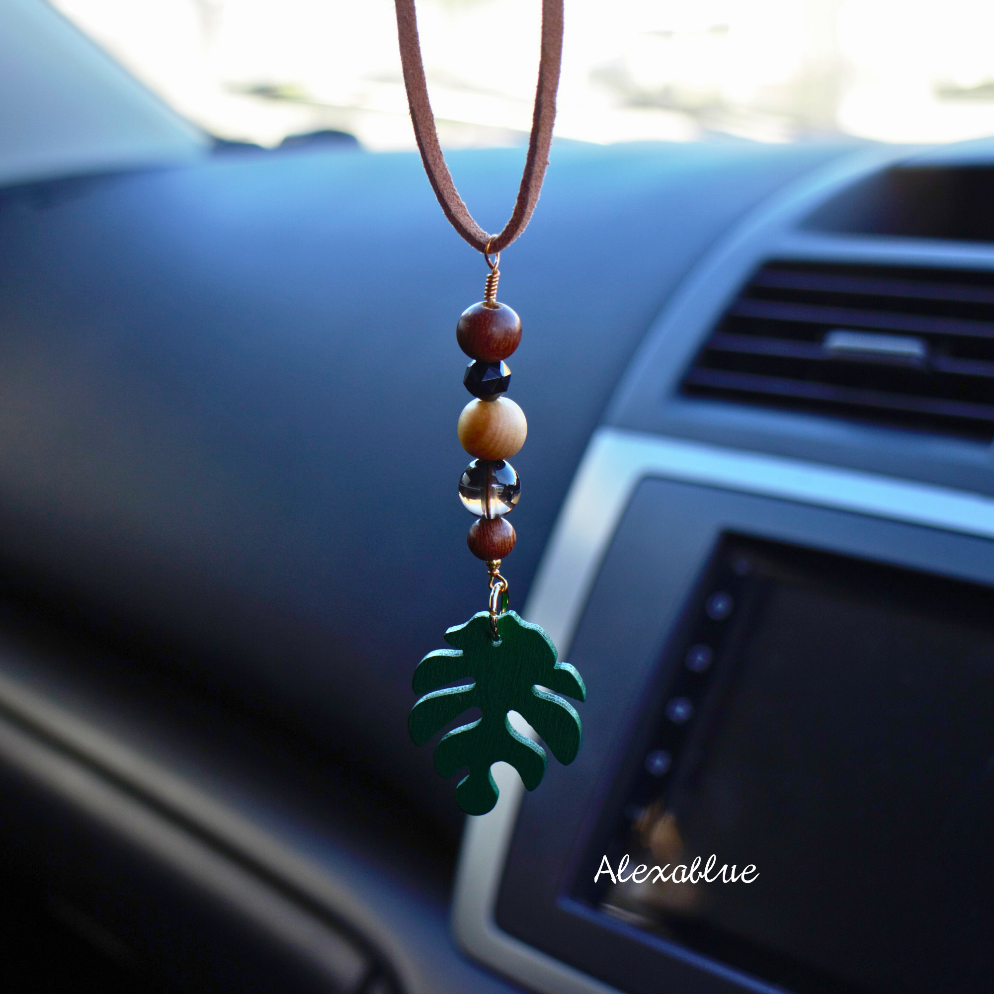 天然石モンステラCarルームミラーハンギングを車内に飾った使用イメージです。