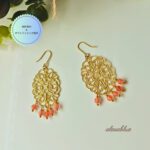 ストロベリークォーツを使用した天然石ピアス。優しいピンク色とエスニックデザインが特徴の大人可愛いピアスの全体画像