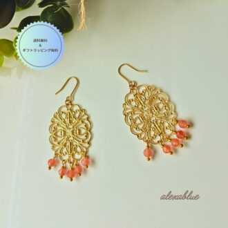 ストロベリークォーツを使用した天然石ピアス。優しいピンク色とエスニックデザインが特徴の大人可愛いピアスの全体画像