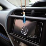 Aquamarine natural stone car rearview mirror hanging displayed in a car interior｜車内に飾ったアクアマリン天然石Carルームミラーハンギング 使用イメージ