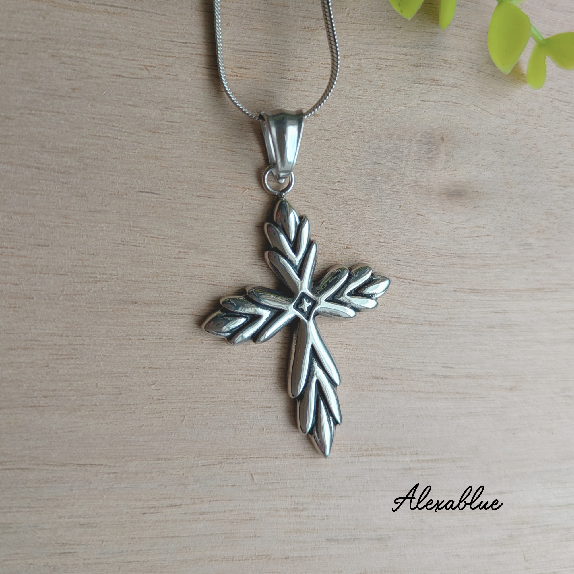 Cross Necklace with Onyx Charm（ユニセックス）