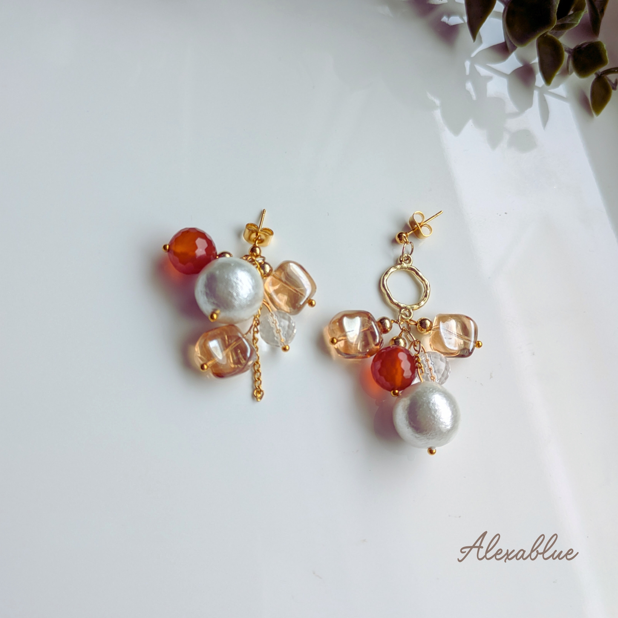 Fall Glow オレンジカーネリアンとコットンパールのアシンメトリーピアス｜サージカルステンレス製｜Alexablueオリジナル
