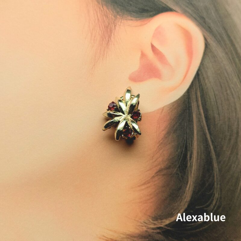 赤ビジューがきらめくアンティークイヤリングの着用イメージ写真です。