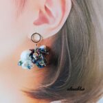 Apatite and iolite asymmetric earrings worn for styling｜アパタイト×アイオライト アシンメトリーピアス 着用イメージ”