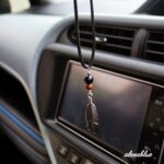 ネイティブスモーキークォーツ天然石Carルームミラーハンギングを車内に飾った使用イメージです。