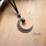 スモーキークォーツとムーンチャームを合わせた天然石Carルームミラーハンギングの全体写真です。