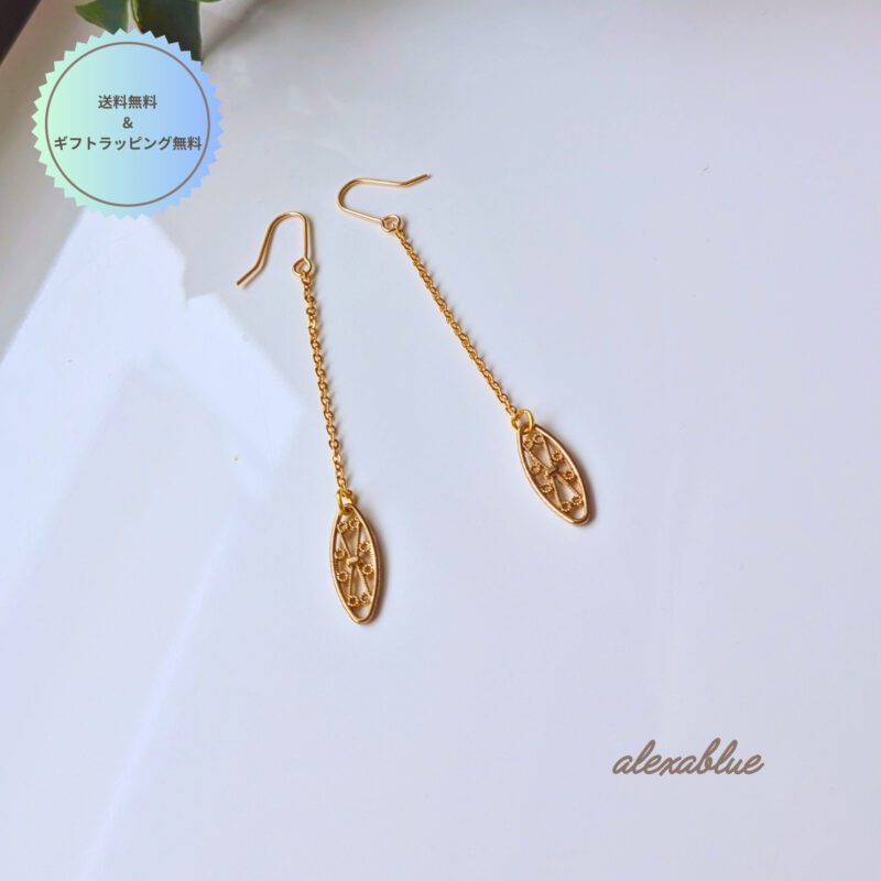 チェーンロング透かしピアスの全体画像。K14gfの上品な揺れるデザイン