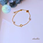 淡水パールとフラワーチャームを組み合わせたナチュラルフェミニンなブレスレット。ステンレス製で金属アレルギー対応の大人可愛いデザイン